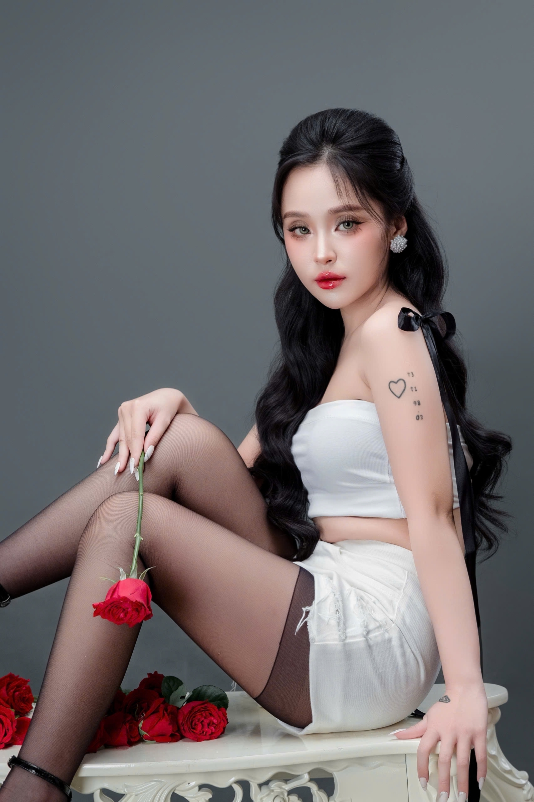 White Vest & Red Rose – Sexy In Her Own Way 🌹