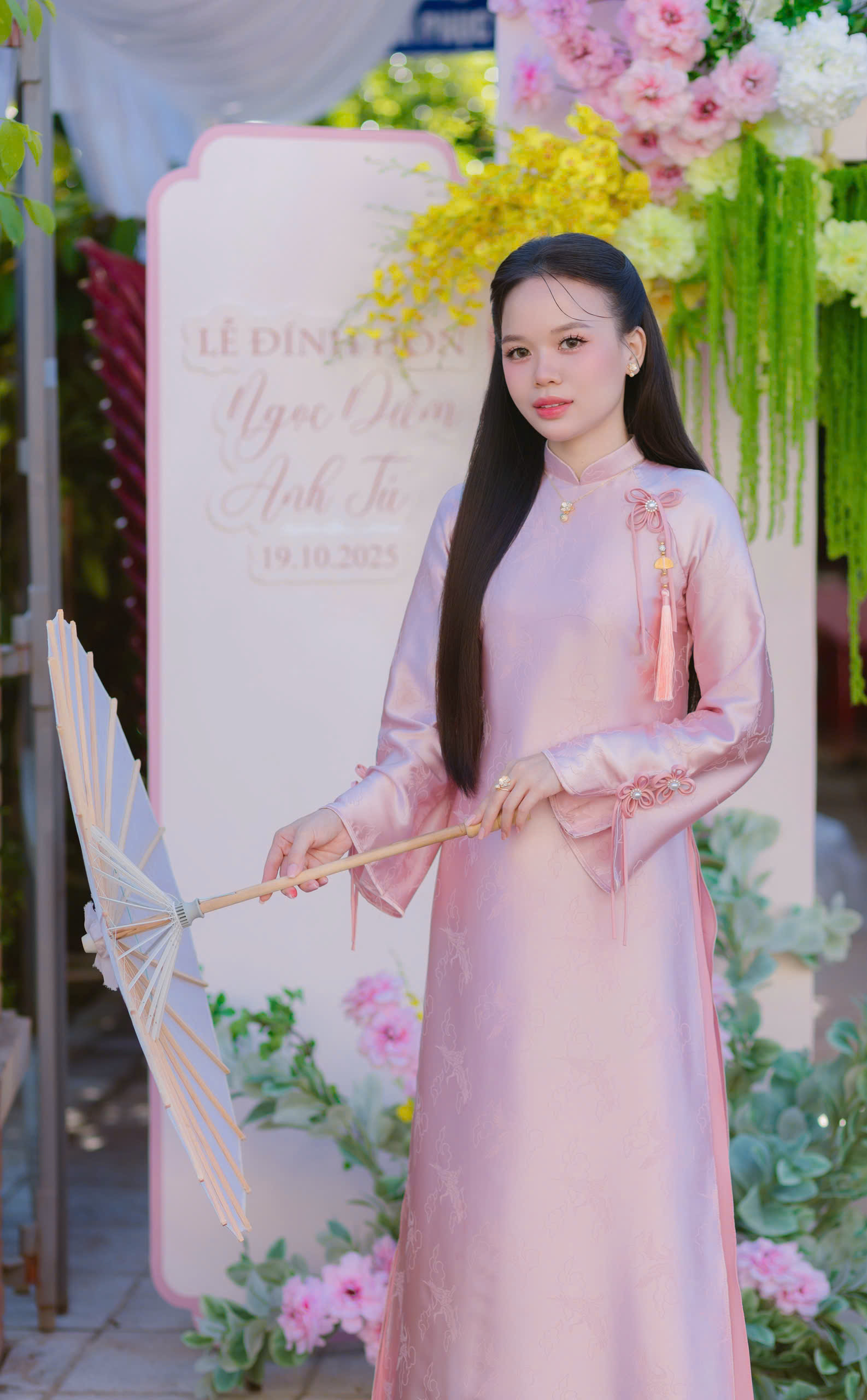 Hồng Vu Quy – Nàng Dâu Tinh Khôi Dưới Chiếc Ô