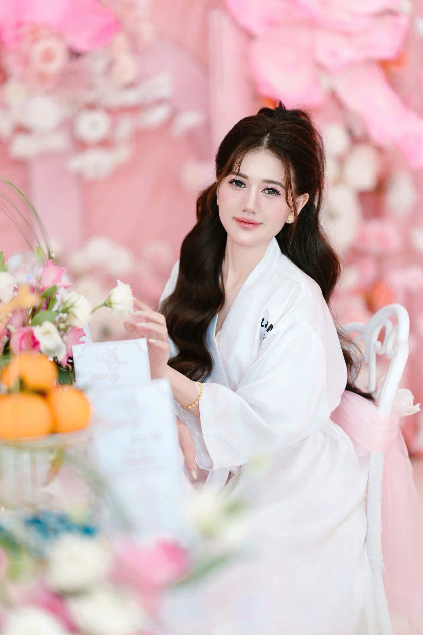 Trang Điểm Cô Dâu Ngoại Cảnh – Hài Hòa Ánh Sáng Tự Nhiên